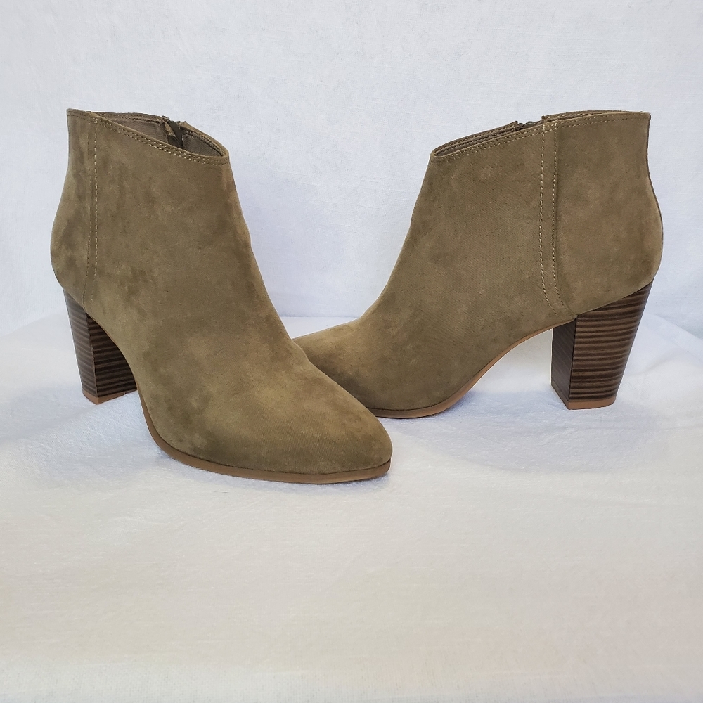 Ankle booties - light olive green